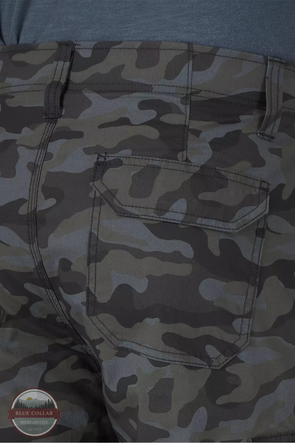 Lee 112314445 Extreme Motion Crossroad Cargo Shorts Back Detail View