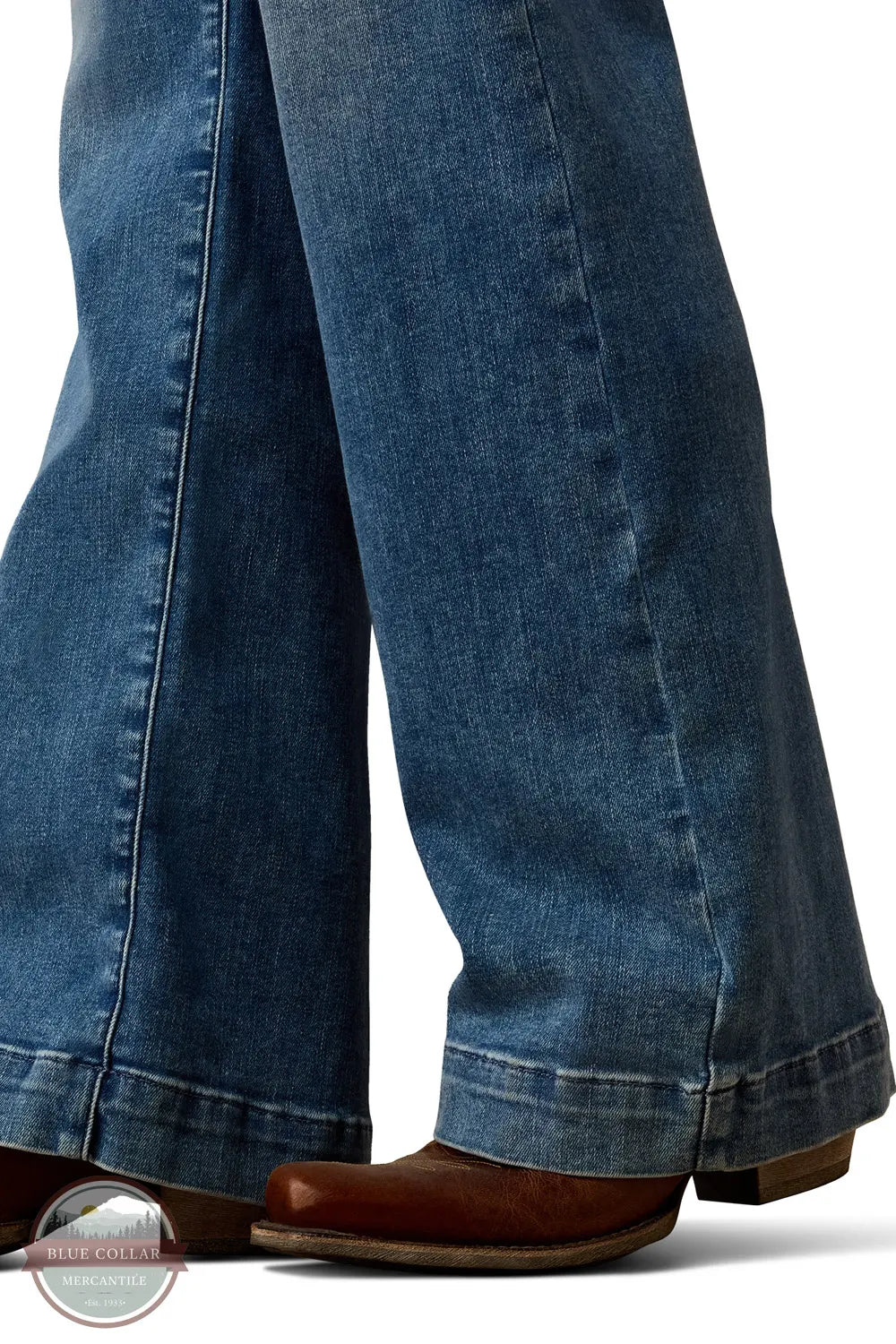 Ariat 10079053 Women's Perfect Rise Revel Vilma Ultrastretch Trouser Jean in Sky Valley detailed view of trouser legs