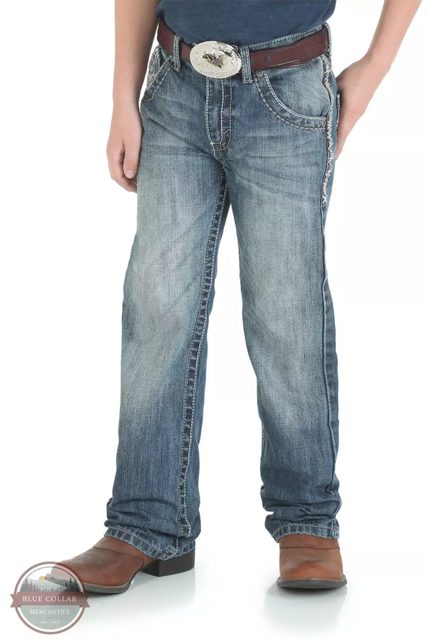 Person wearing blue jeans with a brown belt and boots on a white background
Wrangler 42JWXBB Boys 20X Vintage Bootcut Jean