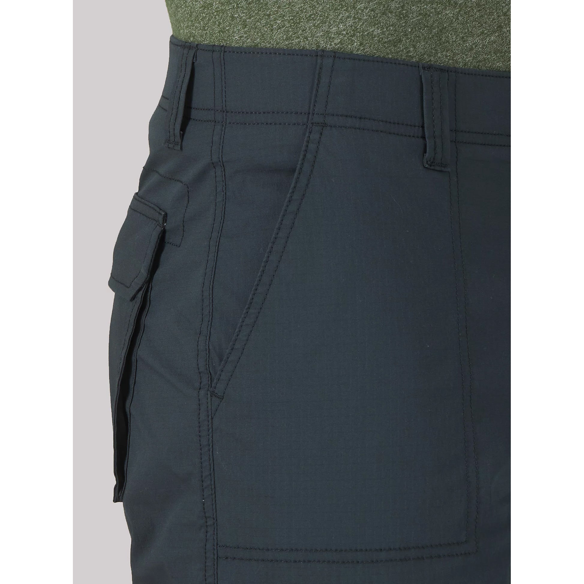 Lee 2314312 Extreme Motion Cameron Cargo Shorts in Charcoal Pocket Detail