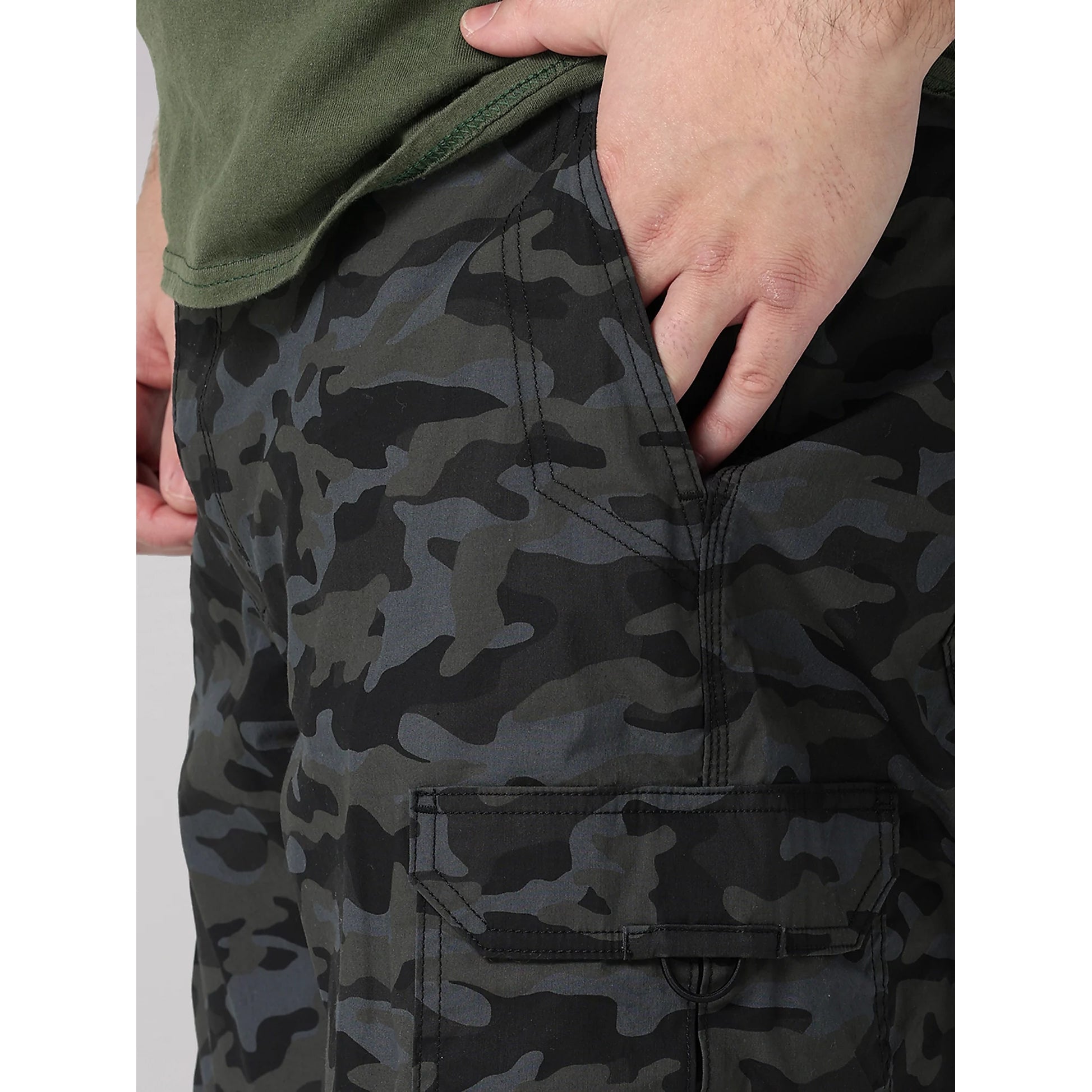 Lee 2314757 Extreme Motion Crossroad Cargo Relaxed Shorts in Black Camo Pocket Detail