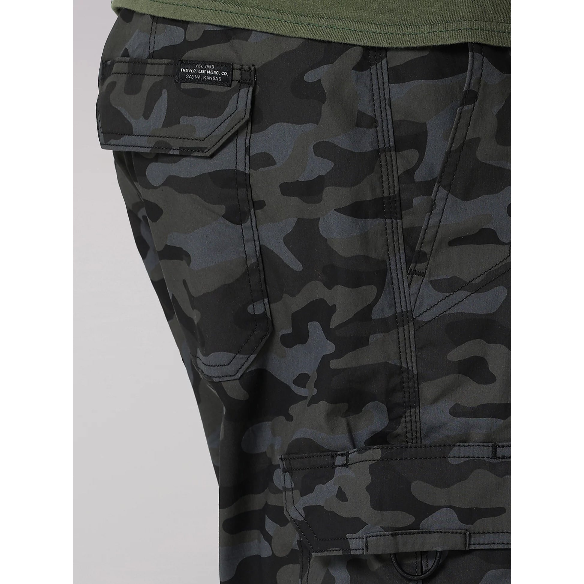 Lee 2314757 Extreme Motion Crossroad Cargo Relaxed Shorts in Black Camo Side Pocket